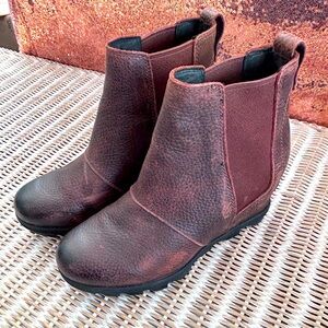 Sorel Joan of Arctic Wedge II Chelsea Boots distressed full grain leather 6.5